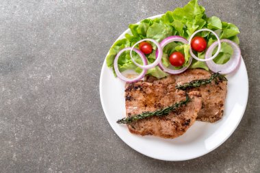 plaka üzerinde sebzeli ızgara domuz biftek
