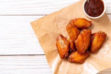 Barbekü tavuk kanadı sosu ile