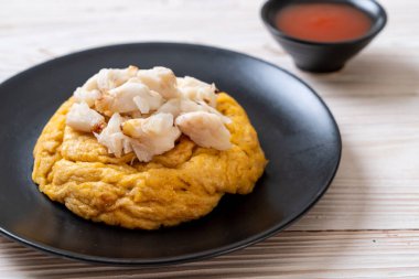 omlet Yengeç eti ve chili sos ile