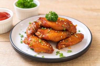 Beyaz susamlı ızgara tavuk kanadı.