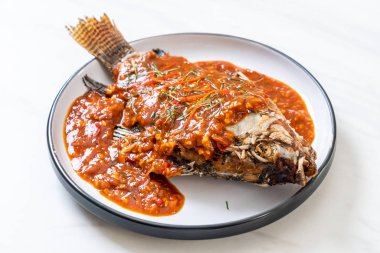 Derin kızarmış balık biber sosu ile