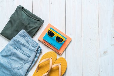 Gezgin, yaz tatili ahşap arka plan üzerinde erkek casual kıyafetler