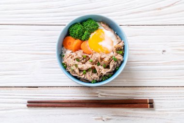 Donburi, domuz eti Pilav kasesi onsen yumurta ve sebze - Japon gıda tarzı