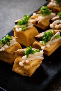 Shitake Mantarlı ızgara Tofu ve Altın İğne Mantarı - sağlıklı, vejetaryen veya vejetaryen yemek tarzı