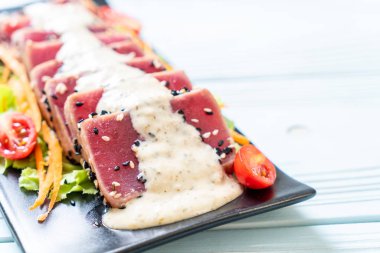 Sebze salatası ve soslu taze ton balığı. Sağlıklı yiyecek.