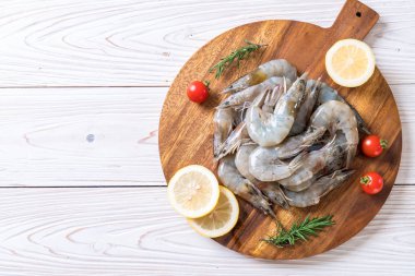 taze karides veya karides malzemelerle ahşap tahta üzerinde ham