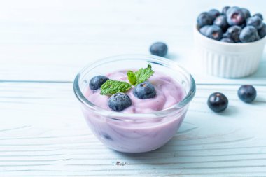 Taze yaban mersinli ev yapımı yoğurt