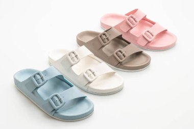 Kadınlar beyaz arka plan üzerinde izole sandalet deri