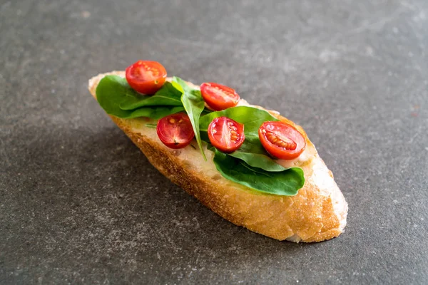 Brot Mit Rucola Und Tomaten Gesund Oder Vegan — Stockfoto