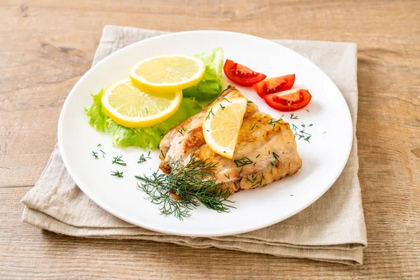 Grilled Snapper Fish Steak Vagetable — Stock Photo, Image