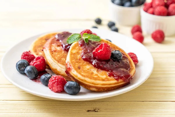 Crêpe Soufflée Aux Framboises Bleuets Frais — Photo