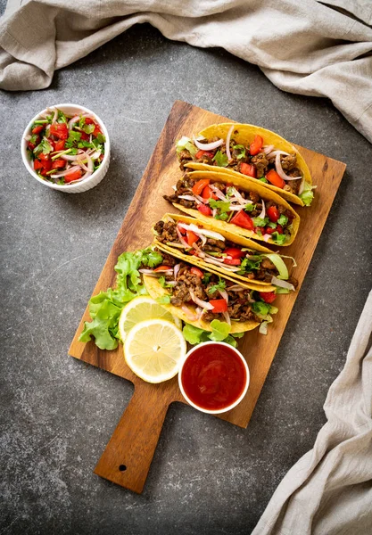 带有肉和蔬菜的玉米卷 墨西哥食品风格 — 图库照片
