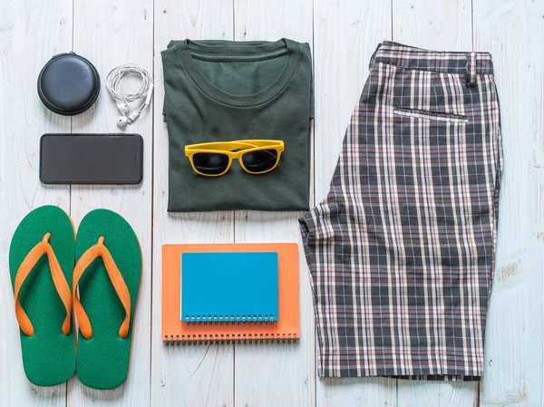 Roupas Casuais Dos Homens Viajante Férias Verão Fundo Madeira — Fotografia de Stock