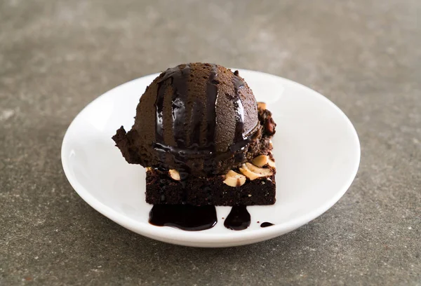 Шоколадные Пирожные Шоколадным Мороженым Столе — стоковое фото