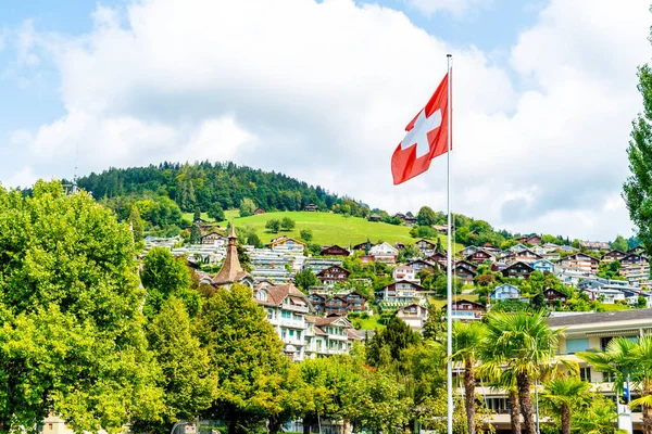 Bandeira Suíça Com Céu Azul Cidade — Fotografia de Stock