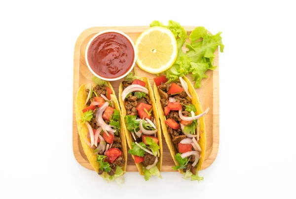带肉和蔬菜的玉米卷在白色背景下被隔离 墨西哥美食风格 — 图库照片