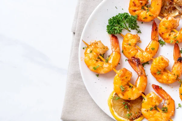 Grilled Tiger Shrimps Skewers Lemon Seafood Style — Stock Photo, Image