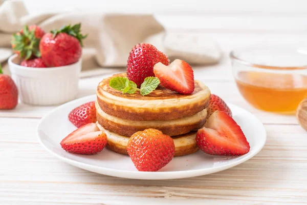 Souffle Pannkaka Med Färska Jordgubbar — Stockfoto