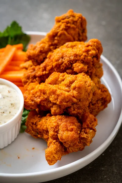 Fried Spicy Chicken Wings Vegetable — Stock Photo, Image