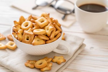 Kahveli bisküvi krakeri.