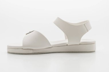 Kadınlar beyaz arka plan üzerinde izole sandalet deri