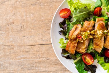 ızgara tavuk salata sebze - sağlıklı gıda tarzı ile