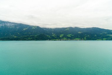 Thun Gölü ile İsviçre bulutlu