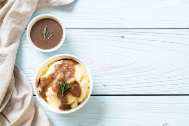 Ev yapımı soslu patates püresi.