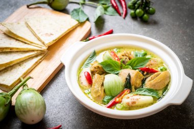 Roti ve yeşil köri tavuk - Müslüman gıda
