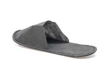 Beyaz arka plan üzerinde izole siyah terlik ayakkabı