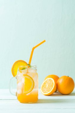 yanında da soda ahşap masa portakal suyu