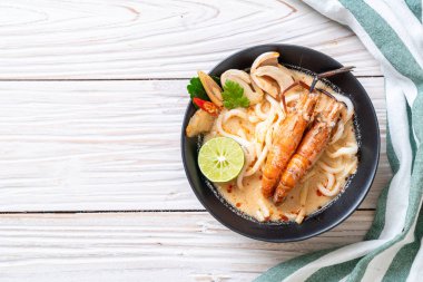 Baharatlı karides udon ramen noodle (Tom Yum Goong) - Japon füzyon gıda tarzı