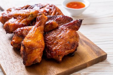 Masada ızgara ve ızgara tavuk.