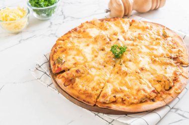 pizza masada bin ada soslu tavuk ızgara