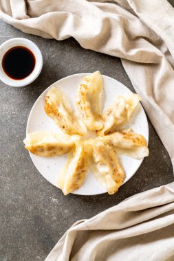 Japon gyoza 'sı ya da soya soslu hamur tatlısı.