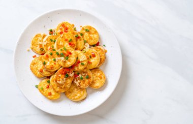 Sahanda yumurta yumuşak tofu sarımsak - sağlıklı, vegan ve sebze gıda tarzı