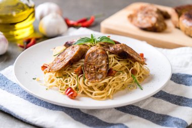 Sai Aua (Notrhern Tay acılı sosis) - Fusion gıda tarzı ile tavada kızartılmış spagetti