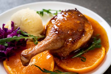 Portakal soslu biftek kızarmış ördek bacak
