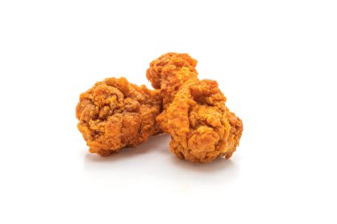 Beyaz arka plan üzerinde izole kızarmış baharatlı tavuk kanadı