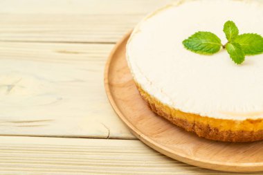 Ahşap zemin üzerine nane ile ev yapımı cheesecake