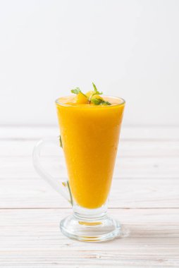 taze mango smoothies - sağlıklı yiyecek ve içecek konsepti