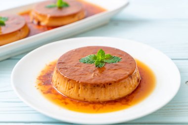 Ev yapımı karamel kremalı puding ahşap arka plan üzerinde