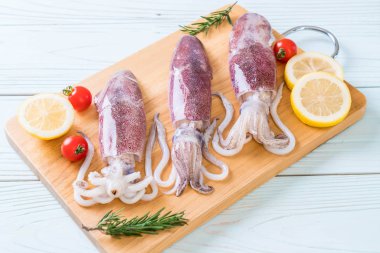 taze ahtapot veya mürekkep malzemelerle ahşap tahta üzerinde ham