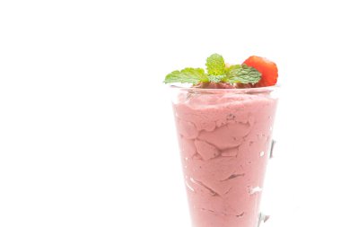 Beyaz arka plan üzerinde izole smoothies çilek milkshake
