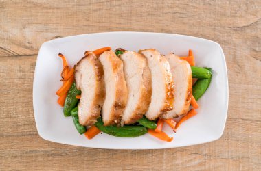 Yeşil bezelye ve havuç tablo ile ızgara tavuk