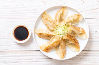 Japon gyoza 'sı ya da soya soslu hamur tatlısı.