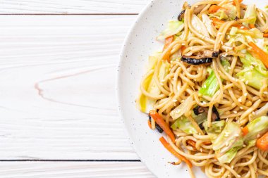 tavada kızartılmış yakisoba noodle sebzeli - vegan ve vejetaryen yiyecekler