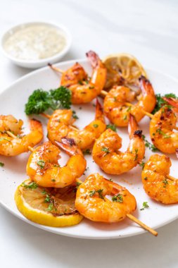 Limon - deniz ürünleri tarzı ile ızgara kaplan karides şiş