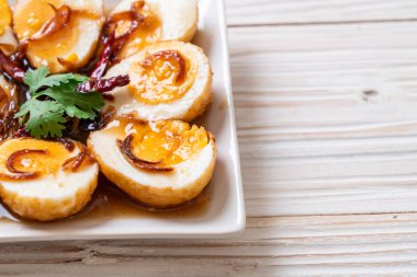 Tamarind soslu haşlanmış yumurta veya tatlı ve ekşi yumurta.