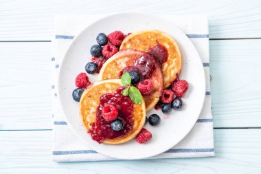 Taze ahududu ve yabanmersinli gözleme.
